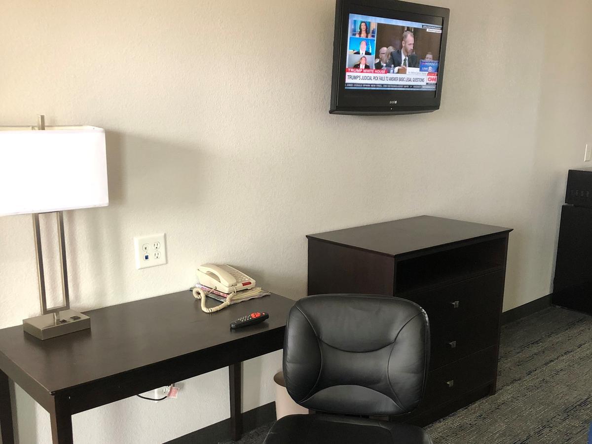 Executive Inn And Suites Joaquin Buitenkant foto